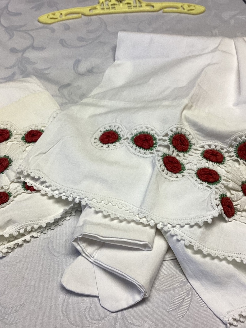 Vintage crocheted pillowcases ROSETTES. a loaded with details 🌹🌹🌹🌹